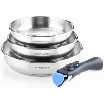 un gros plan sur trois casseroles en acier inoxydable dotées d'une poignée bleue
