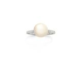 une bague en perles et diamants