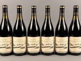 six bouteilles de vin sont alignées dans une rangée
