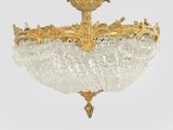 un lustre composé de perles de verre suspendu au plafond