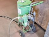 une machine posée sur le sol d'une pièce