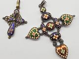 deux bijoux sont exposés sur une surface blanche