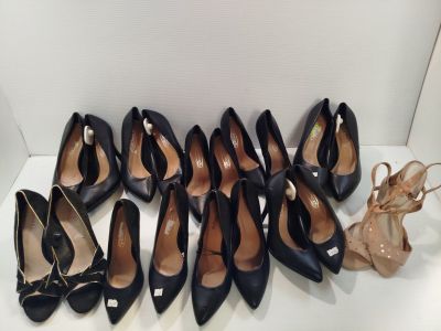 Plusieurs paires de chaussures noires sont alignées sur une surface blanche