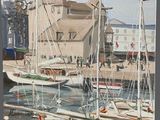 un tableau représentant des bateaux amarrés dans un port, avec des bâtiments en arrière-plan