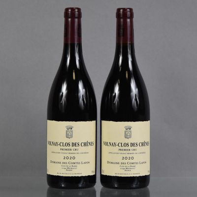 deux bouteilles de vin posées l'une à côté de l'autre sur une table