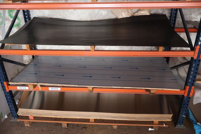 Petit stock de plaques d’aluminium sans les racks