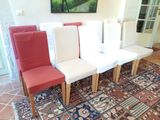 quatre chaises posées sur un tapis devant un tableau