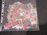 un sac rempli de timbres posé sur une table