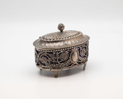 Salière quadripode, décor ajouré de feuillage. juridiction :… - Photo 1