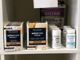 une étagère sur laquelle sont disposés de nombreux types de vitamines