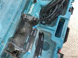 une boîte à outils bleue avec des outils sur le sol
