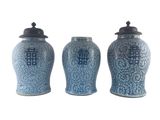 trois vases bleus et blancs placés les uns à côté des autres