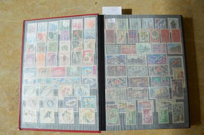 un livre couvert de timbres, posé sur une table