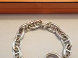 une boîte orange contenant un bracelet à chaîne en argent et un fermoir en argent