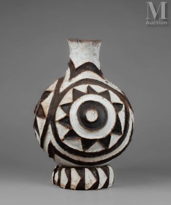 an image of a vase with a design on it