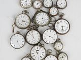 de nombreuses montres de poche posées sur une surface blanche