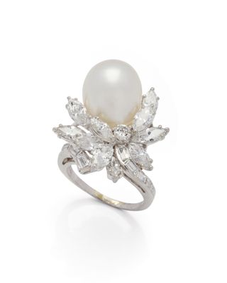 une bague en perles de culture et diamants