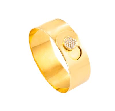 Gros plan sur une bague en or ornée de diamants