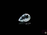 gros plan d'un diamant sur une surface noire