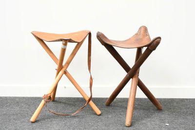 deux tabourets en bois placés l'un à côté de l'autre sur un tapis