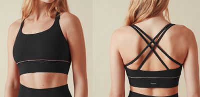 deux photos d'une femme portant un brassière de sport noire