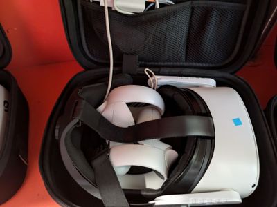 une valise contenant tout un tas d'appareils électroniques