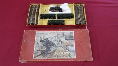 une boîte sur laquelle est représenté un train et une boîte sur laquelle est représenté un train