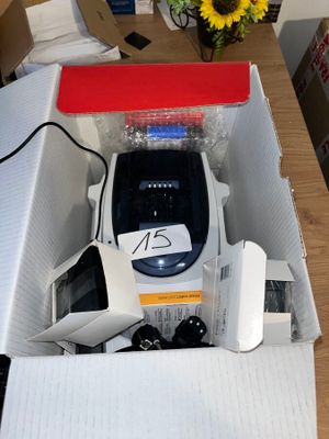 une boîte avec un téléphone portable à l'intérieur sur une table