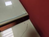 le reflet d'une fenêtre dans un miroir posé contre un mur rouge