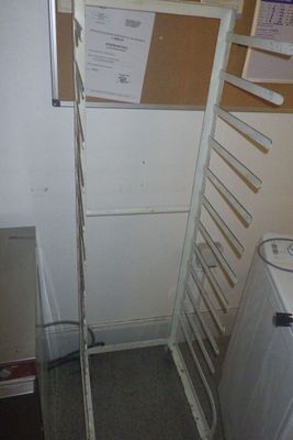 une photo d'une buanderie avec une machine à laver et un sèche-linge