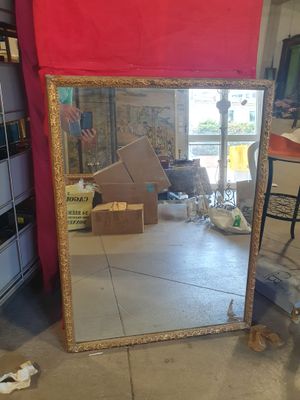 un grand miroir au milieu d'une pièce aux murs rouges