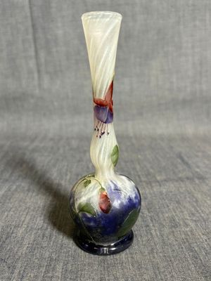 un vase en verre posé sur une table