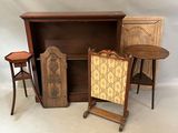 plusieurs meubles, dont un piano, une chaise, une table et une table d'appoint