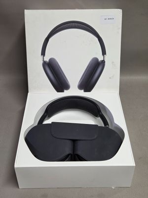 une boîte ouverte sur laquelle est posé un casque audio