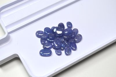 Un lot de 43,90 cts de tanzanites cabochons (perçées pour en…