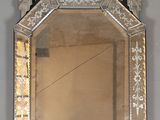 un miroir accroché au mur de la pièce