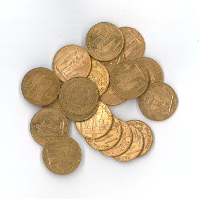 une pile de pièces d'or sur une surface blanche