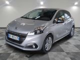 la petite voiture argentée est garée dans une grande pièce