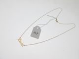 un collier en or avec un pendentif sur lequel est inscrit « love »