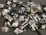 de nombreuses paires de ciseaux et d'autres objets par terre