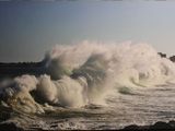 une grande vague qui déferle sur le rivage de l'océan