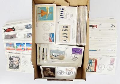 une boîte remplie de timbres et d'enveloppes posée sur une table