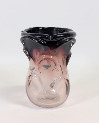 un vase en verre orné d'un motif noir et rose