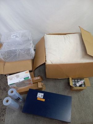 de nombreux cartons d'objets posés à même le sol