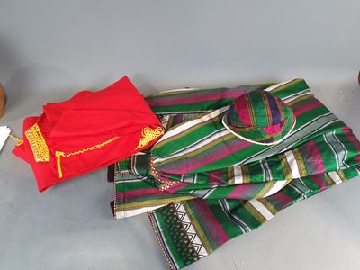 un chapeau, une écharpe et d'autres objets posés sur une table