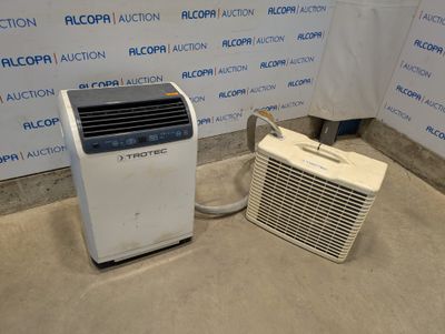 un petit climatiseur et un autre petit climatiseur dans une pièce