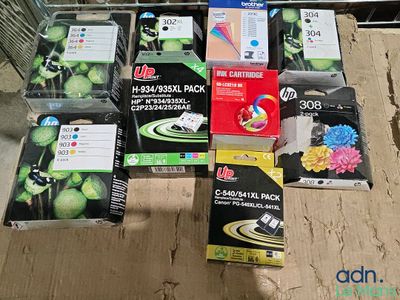 un grand nombre d'objets différents posés sur une table