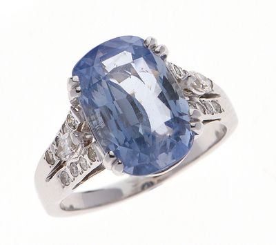 bague ovale en saphir bleu et diamant sur fond blanc