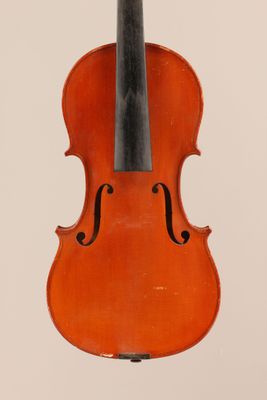 un vieux violon avec un archet accroché à son dos