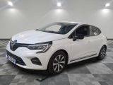 une voiture blanche garée dans une pièce au sol en damier